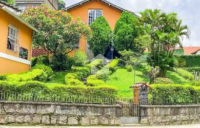 Imagem: A casa possui 3 Dormitórios, 1 Banheiro, 1 Vaga na garagem