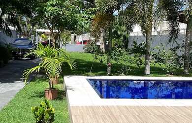 Imagem: A casa possui 3 Dormitórios, 3 Banheiros, 4 Vagas na garagem