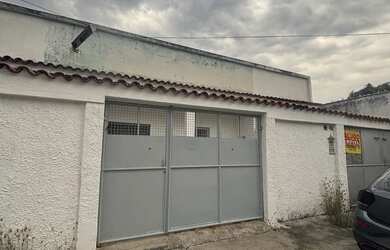 Imagem: A casa possui 1 Dormitório, 1 Banheiro, 1 Vaga na garagem e