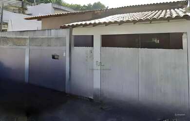 Imagem: A casa possui 3 Dormitórios, 2 Banheiros, 1 Vaga na garagem