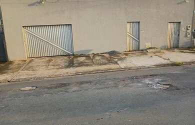 Imagem: A casa possui 3 Dormitórios, 1 Banheiro, 1 Vaga na garagem