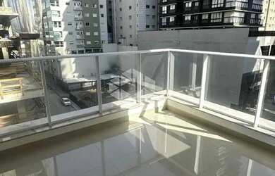 Imagem: O apartamento possui 3 Dormitórios, 1 Banheiro, 3 Vagas na