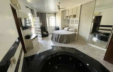 Imagem: A casa possui 5 Dormitórios, 5 Banheiros, 3 Vagas na garagem