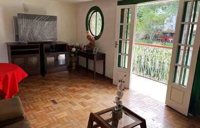 Imagem: A casa possui 2 Dormitórios, 1 Banheiro, 2 Vagas na garagem