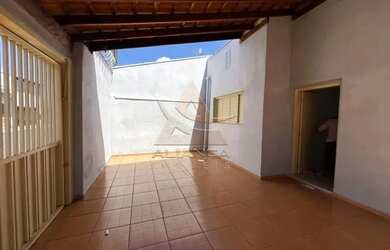 Imagem: A casa possui 3 Dormitórios, 2 Banheiros, 2 Vagas na garagem