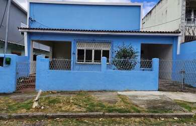 Imagem: A casa possui 4 Dormitórios, 1 Banheiro, 1 Vaga na garagem