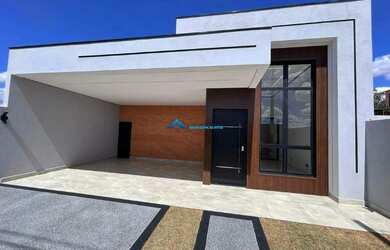 Imagem: A casa possui 3 Dormitórios, 2 Banheiros, 2 Vagas na garagem