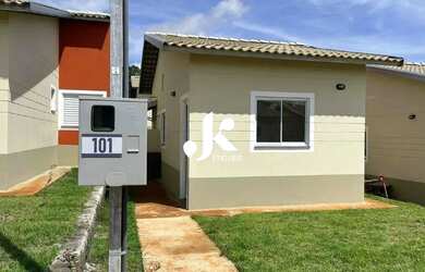 Imagem: A casa possui 2 Dormitórios, 1 Banheiro, 1 Vaga na garagem
