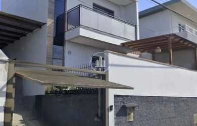 Imagem: A casa possui 3 Dormitórios, 3 Banheiros, 3 Vagas na garagem