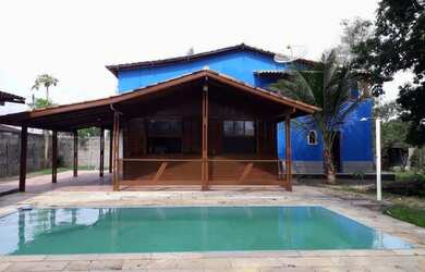 Imagem: A casa possui 3 Dormitórios, 4 Banheiros, 2 Vagas na garagem