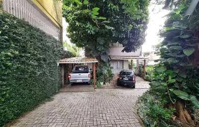 Imagem: A casa possui 4 Dormitórios, 2 Banheiros, 4 Vagas na garagem