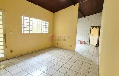 Imagem: A casa possui 2 Dormitórios, 2 Banheiros, 1 Vaga na garagem