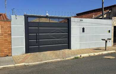 Imagem: A casa possui 2 Dormitórios, 2 Banheiros, 3 Vagas na garagem