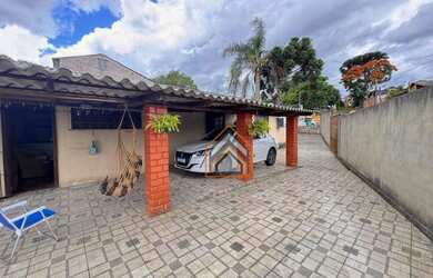 Imagem: A casa possui 3 Dormitórios, 1 Banheiro, 1 Vaga na garagem