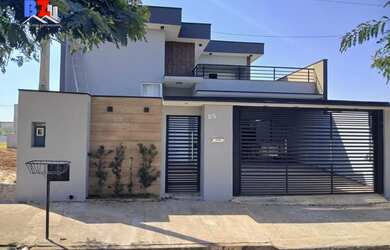 Imagem: A casa possui 4 Dormitórios, 2 Banheiros, 2 Vagas na garagem