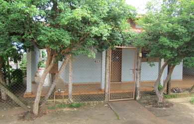 Imagem: A casa possui 2 Dormitórios, 1 Banheiro, 1 Vaga na garagem