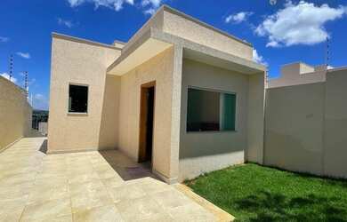 Imagem: A casa possui 2 Dormitórios, 1 Banheiro, 3 Vagas na garagem