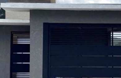 Imagem: A casa possui 3 Dormitórios, 2 Banheiros, 2 Vagas na garagem