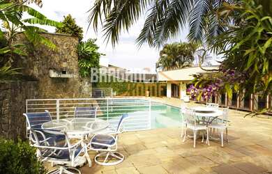 Imagem: A casa possui 5 Dormitórios, 5 Banheiros, 5 Vagas na garagem