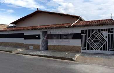 Imagem: A casa possui 3 Dormitórios, 1 Banheiro, 3 Vagas na garagem