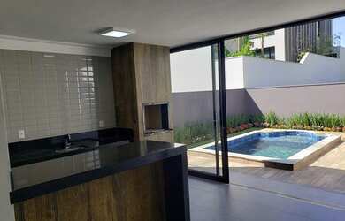 Imagem: A casa em condomínio possui 4 Dormitórios, 4 Banheiros, 4