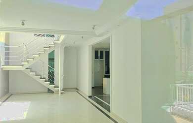 Imagem: A casa possui 4 Dormitórios, 5 Banheiros, 3 Vagas na garagem