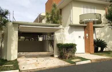 Imagem: A casa possui 3 Dormitórios, 3 Banheiros, 4 Vagas na garagem