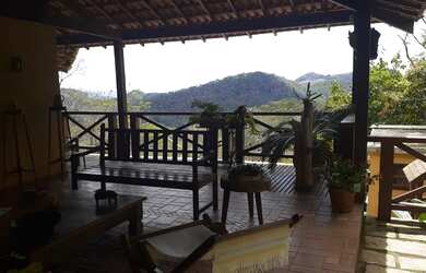 Imagem: A casa possui 4 Dormitórios, 5 Banheiros, 3 Vagas na garagem