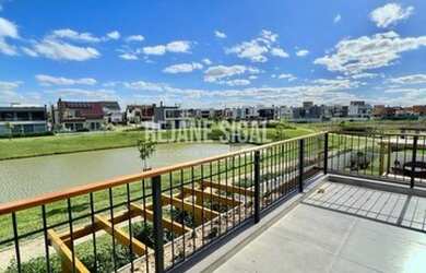 Imagem: A casa em condomínio possui 3 Dormitórios, 2 Banheiros, 2