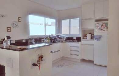 Imagem: A casa em condomínio possui 3 Dormitórios, 4 Banheiros, 4