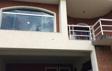 Imagem: A casa possui 4 Dormitórios, 4 Banheiros, 4 Vagas na garagem