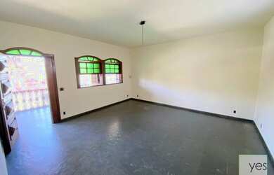 Imagem: A casa possui 4 Dormitórios, 3 Banheiros, 5 Vagas na garagem