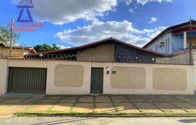 Imagem: A casa possui 4 Dormitórios, 2 Banheiros, 5 Vagas na garagem