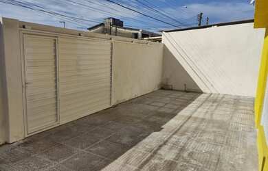 Imagem: A casa possui 3 Dormitórios, 2 Banheiros, 1 Vaga na garagem