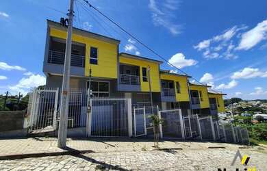 Imagem: A casa possui 3 Dormitórios, 2 Banheiros, 2 Vagas na garagem