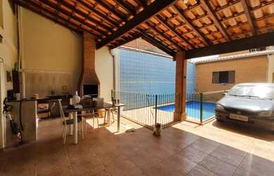 Imagem: A casa possui 4 Dormitórios, 2 Banheiros, 2 Vagas na garagem