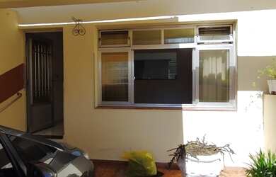 Imagem: A casa possui 2 Dormitórios, 2 Banheiros, 2 Vagas na garagem