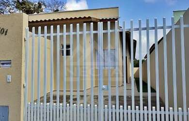 Imagem: A casa possui 3 Dormitórios, 2 Banheiros, 2 Vagas na garagem