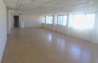 Imagem: O depósito possui 2 Vagas na garagem, 280m² de Área e está