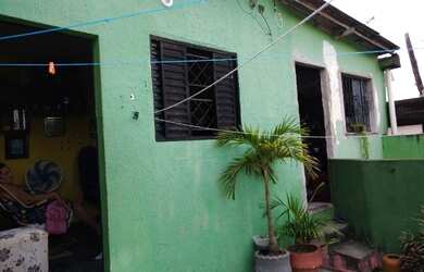 Imagem: A casa possui 5 Dormitórios, 2 Banheiros, 1 Vaga na garagem