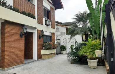 Imagem: A casa em condomínio possui 4 Dormitórios, 5 Banheiros, 4