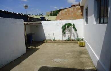 Imagem: A casa possui 2 Dormitórios, 1 Banheiro, 1 Vaga na garagem