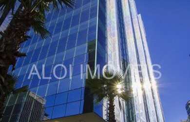 Imagem: O depósito possui 5 Vagas na garagem e 246m² de Área e está