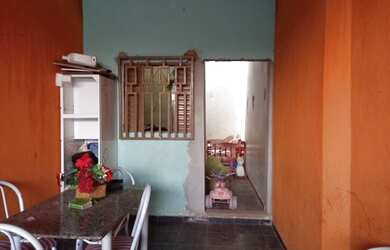 Imagem: A casa possui 3 Dormitórios, 2 Banheiros, 4 Vagas na garagem