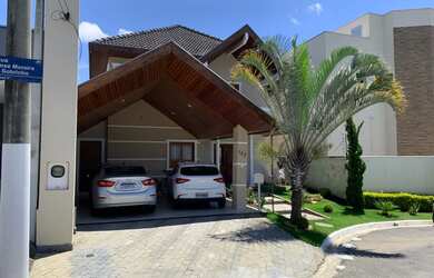 Imagem: A casa em condomínio possui 4 Dormitórios, 4 Banheiros, 3