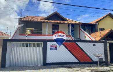 Imagem: A casa possui 4 Dormitórios, 2 Banheiros, 200m² de Área e