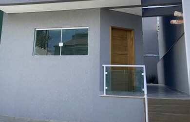 Imagem: A casa possui 3 Dormitórios, 3 Banheiros, 2 Vagas na garagem