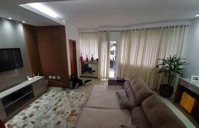 Imagem: A casa possui 3 Dormitórios, 2 Banheiros, 2 Vagas na garagem