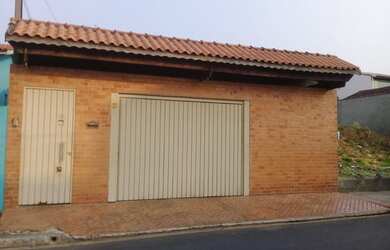 Imagem: A casa possui 2 Dormitórios, 2 Banheiros, 5 Vagas na garagem