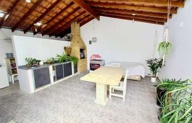 Imagem: A casa possui 3 Dormitórios, 3 Banheiros, 2 Vagas na garagem